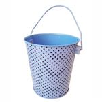 Balde de chapa celeste con motas marrones