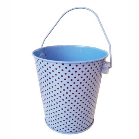 Balde de chapa celeste con motas marrones